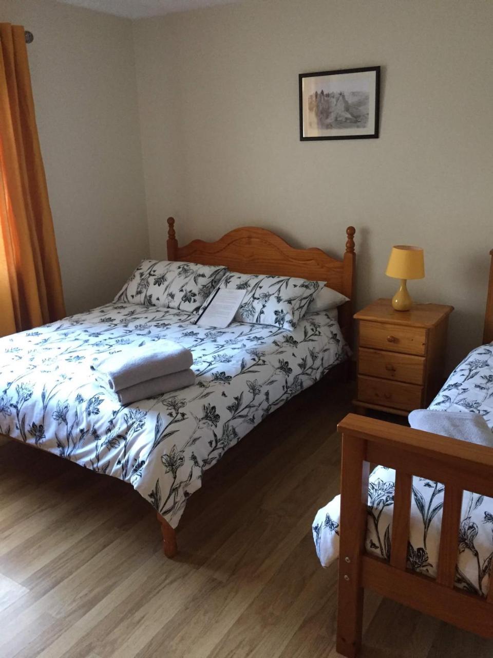 バリーキャッスル Tara House Bed & Breakfast エクステリア 写真